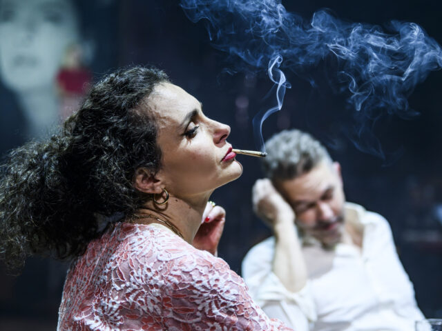 Πρεμιέρα απόψε για την πολυαναμενόμενη “Τζένη Τζένη” σε σκηνοθεσία του Νίκου Καραθάνου