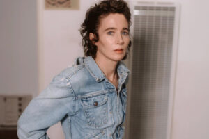 Η Μιράντα Τζουλάι μας προκαλεί να ξανασκεφτούμε τον θεσμό του γάμου και της οικογένειας