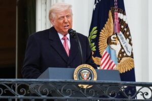 Ο Τραμπ απειλεί χρησιμοποιώντας υβριστική γλώσσα να πλήξει ενεργειακές υποδομές και γέφυρες στο Ιράν