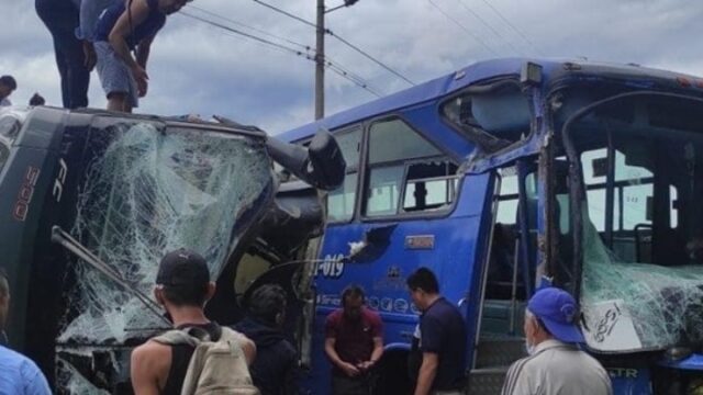 Λεωφορείο έπεσε σε χαράδρα στον Ισημερινό