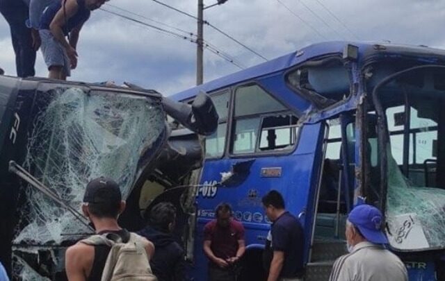 Λεωφορείο έπεσε σε χαράδρα στον Ισημερινό