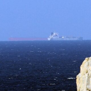 Η Τεχεράνη κλείνει εκ νέου τα Στενά του Ορμούζ ως απάντηση στον αμερικανικό αποκλεισμό