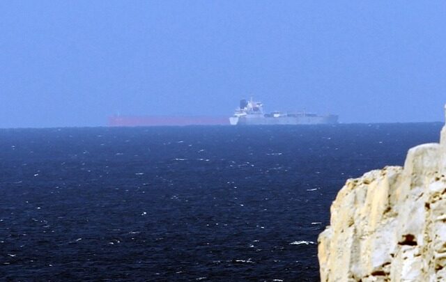 Η Τεχεράνη κλείνει εκ νέου τα Στενά του Ορμούζ ως απάντηση στον αμερικανικό αποκλεισμό