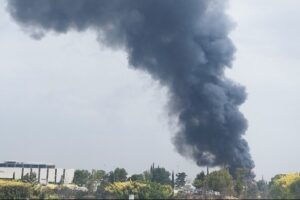 Πυρκαγιά στη Νεοχωρούδα: Κίνδυνος για τους κατοίκους από τα τοξικά αέρια