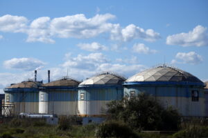 Κατρακυλά η παγκόσμια προσφορά πετρελαίου – Φόβοι για ενεργειακή αστάθεια