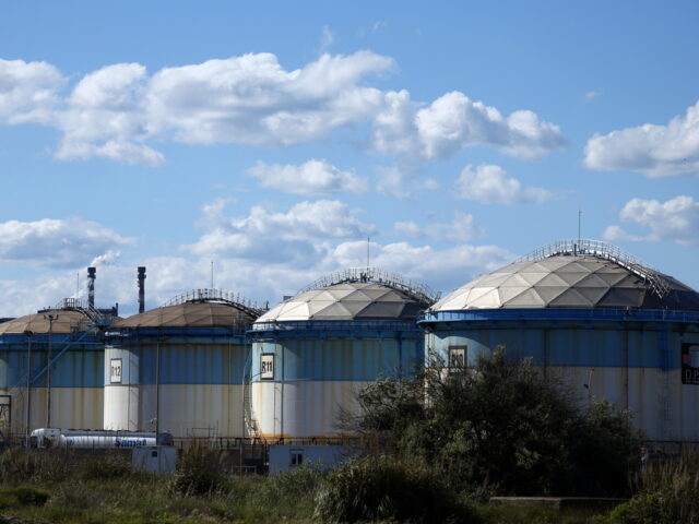 Κατρακυλά η παγκόσμια προσφορά πετρελαίου – Φόβοι για ενεργειακή αστάθεια