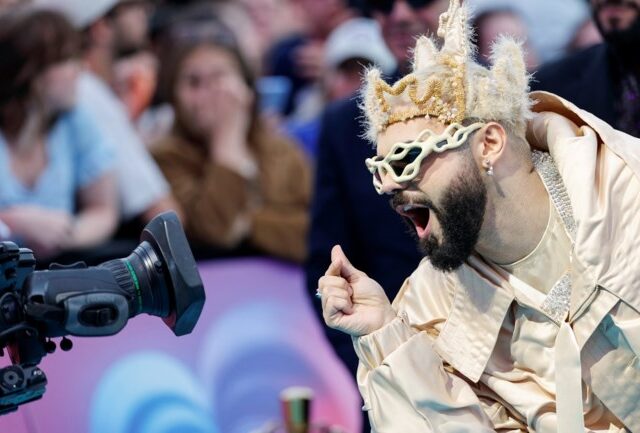 Eurovision 2026: Το βίντεο από την είσοδο της ελληνικής αποστολής στο Τιρκουάζ Χαλί και το συρτάκι του Ακύλα