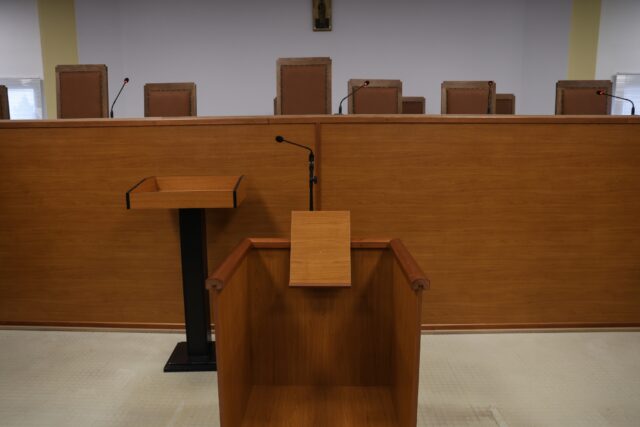 Ενστάσεις για την παράσταση του Δημοσίου στη δίκη των Τεμπών