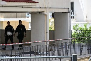Στο ΚΑΤ μεταφέρεται το κορίτσι που έπεσε από τον 6ο όροφο πολυκατοικίας