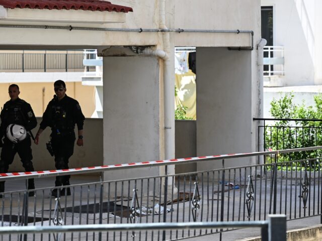 Στο ΚΑΤ μεταφέρεται το κορίτσι που έπεσε από τον 6ο όροφο πολυκατοικίας