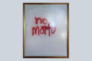 Με άξονα την αυτοαναφορικότητα, η έκθεση NO MOTTO του Μάρκου Ντέμκα