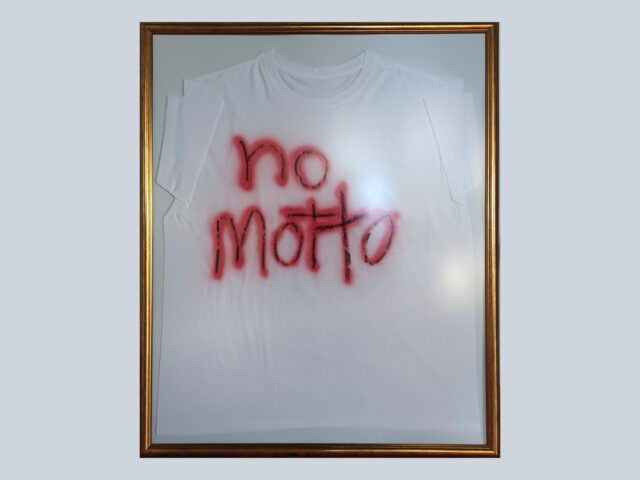 Με άξονα την αυτοαναφορικότητα, η έκθεση NO MOTTO του Μάρκου Ντέμκα