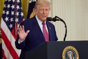 Ο Τραμπ λέει ότι το Πολεμικό Ναυτικό των ΗΠΑ ξεκινά την Δευτέρα να συνοδεύει πλοία που έχουν εγκλωβιστεί στα Στενά του Ορμούζ