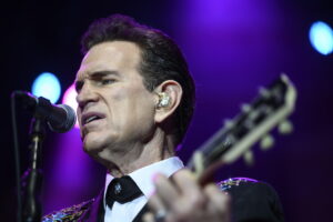 Chris Isaak στον Λυκαβηττό: Η μεγάλη βραδιά πλησιάζει