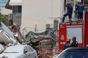 Κατέρρευσε πολυκατοικία στα Πετράλωνα – Πληροφορίες για εγκλωβισμένους