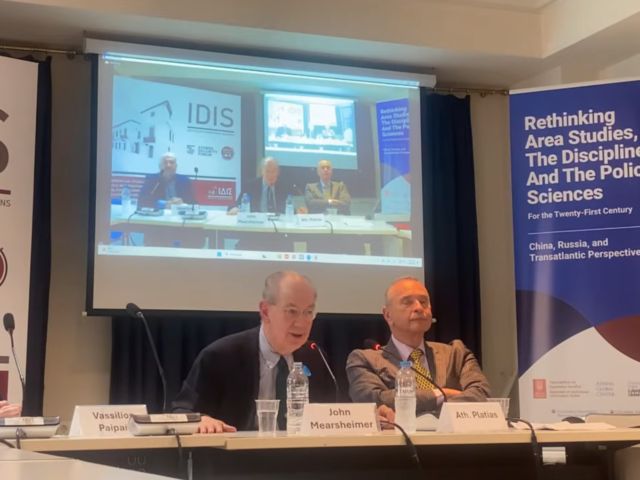 Ένα απόγευμα με τον John Mearsheimer κάτω από την Ακρόπολη