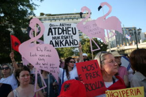 Τι είναι η «εξέγερση των φλαμίνγκο» που συμβαίνει αυτήν τη στιγμή στην Αλβανία;