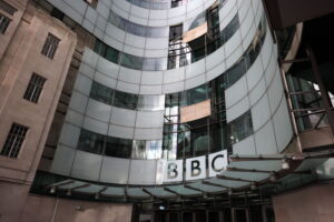 Ιστορικό, τηλεοπτικό πλήγμα στο BBC κάνει άνω κάτω το Ηνωμένο Βασίλειο