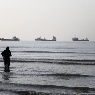 Το Ιράν κλείνει ξανά τα Στενά του Ορμούζ: «ΗΠΑ και Ισραήλ παραβίασαν την κατάπαυση του πυρός» λέει η Τεχεράνη
