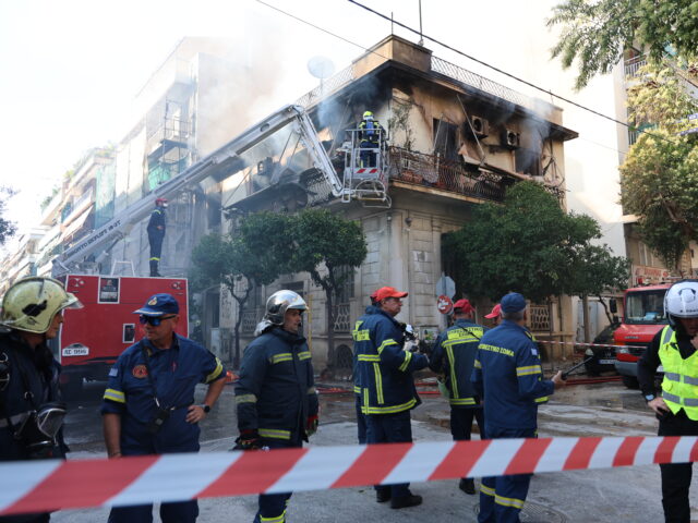 «Να ‘ναι καλά τα παιδιά που έβαλαν τα χέρια τους»: Εξιτήριο για την 75χρονη που πήδηξε από το μπαλκόνι για να σωθεί από τη φωτιά στην Καλλιθέα