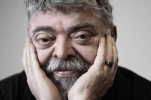 Σταμάτης Κραουνάκης: Ο Έλληνας είναι δεξιός στο σπίτι και αριστερός στον καφενέ