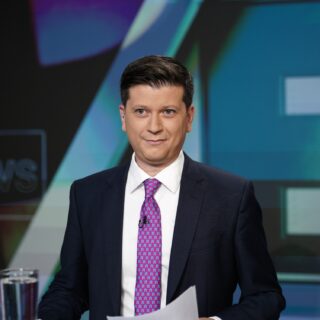 Ο Απόστολος Μαγγηριάδης κάνει τηλεόραση χαμηλών τόνων σε μια εποχή υπερβολής