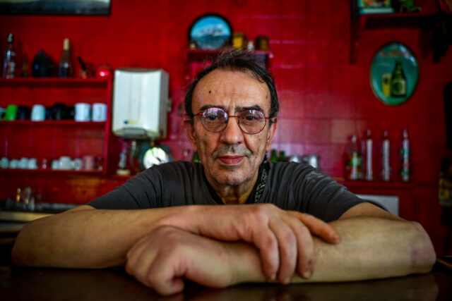 «Είναι η ζωή μου»: Η έκκληση του ιδιοκτήτη της «Μουριάς» στα Εξάρχεια για να σωθεί το ιστορικό καφενείο