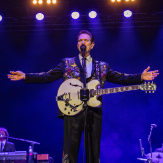 Μα πόσο τρου ροκαμπιλάς είστε κύριε Chris Isaak;