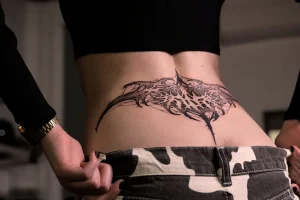 Tattoo Trends 2026: Επέστρεψαν τα tramp stamps κι άλλες 5 τάσεις στα τατουάζ