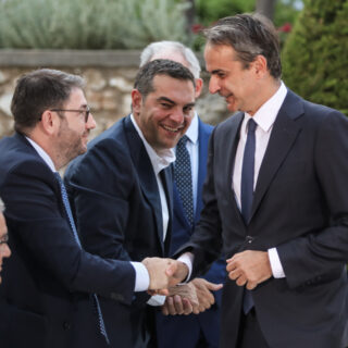 Σκόνη και θρύψαλα και στο βάθος ο νέος δικομματισμός