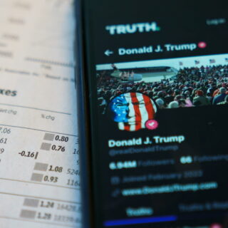 Ο Τραμπ επαινούσε εταιρείες στο Truth Social λίγες ημέρες αφότου αγόραζε μετοχές τους