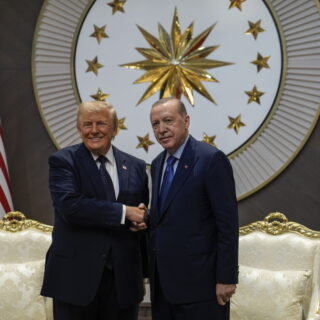 Πέντε fake news του Τραμπ από τη συνάντηση με τον Ερντογάν