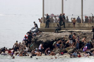 Χάος στη Θέουτα με χιλιάδες μετανάστες που πέρασαν από το Μαρόκο: Τουλάχιστον 18 νεκροί, σύγκρουση Ισπανίας και Ιταλίας