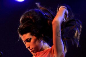 Ο πατέρας της Amy Winehouse καλείται να καταβάλει σχεδόν 1 εκατ. λίρες σε δύο φίλες της
