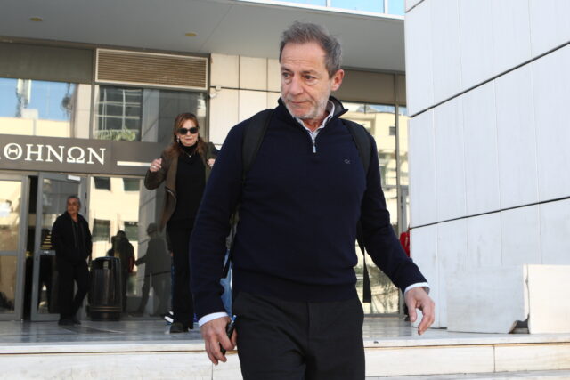«Παίρνεις έναν 17χρονο που έχει όλα τα κακά του κόσμου και του κάνεις αυτό;»: Η συγκλονιστική κατάθεση του άνδρα που κατήγγειλε τον Λιγνάδη για βιασμό