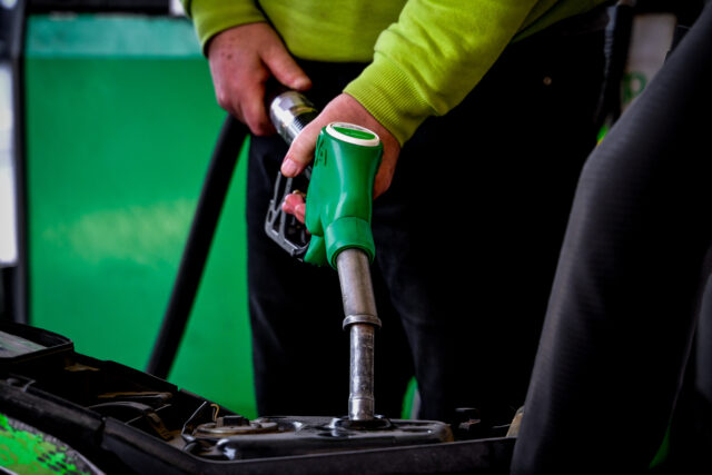 Μείωση 10 λεπτών στη βενζίνη και 5 λεπτών στο diesel έως τέλος Αυγούστου