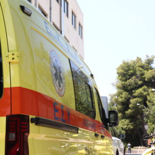 Νέες αποκαλύψεις για το έγκλημα στη Σύρο: Η 41χρονη πήγε στο σπίτι του ζευγαριού με μαχαίρι, αεροβόλο και λοστό – Η κάμερα επιβεβαιώνει τον δράστη