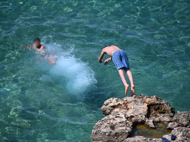 Σε κλοιό καύσωνα η χώρα: Έρχεται και αφρικανική σκόνη – Πού θα ξεπεράσει τους 40°C η θερμοκρασία και πότε θα υποχωρήσει η ζέστη