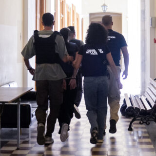 Σύρος: Η διαφωνία ανακρίτριας εισαγγελέα, τα 7 χαμένα δευτερόλεπτα και τι υποστηρίζουν δράστης και οικογένεια θύματος