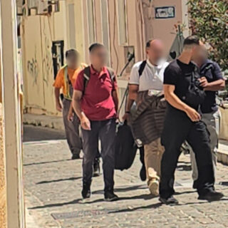 Ελεύθεροι ο δήμαρχος και οι κατηγορούμενοι για τη φωτιά στην Πάρο: Mπαλάκι οι ευθύνες στις προανακριτικές τους απολογίες
