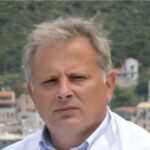 «Έκανα αυτό που έμαθα όλα αυτά τα χρόνια», λέει ο διευθυντής του Κέντρου Υγείας Αρεόπολης που οδήγησε ασθενοφόρο για να βοηθήσει τραυματία