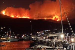 Μαίνεται η πυρκαγιά στην Πάρο: Εκκενώθηκαν εννέα οικισμοί