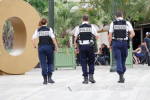 Σοβαρά επεισόδια στα Τίρανα με τραυματίες: Πέτρες, δακρυγόνα και συλλήψεις έξω από τη Βουλή