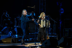 Sani Festival 2026: Sold-out πρεμιέρα με μια βραδιά μουσικής ιστορίας από τον Robert Plant