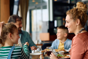 9 kids-friendly εστιατόρια για να φάτε όλοι μαζί το καλοκαίρι