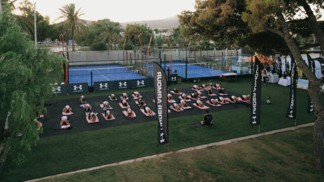 UNDER ARMOUR Yoga Sunset Session: Μια εμπειρία ευεξίας δίπλα στη θάλασσα, με φόντο το ηλιοβασίλεμα της Αθηναϊκής Ριβιέρα