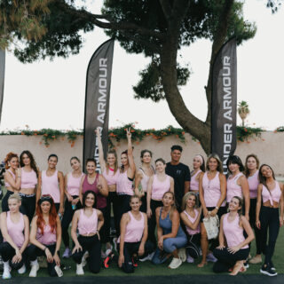 UNDER ARMOUR Yoga Sunset Session: Μια εμπειρία ευεξίας δίπλα στη θάλασσα, με φόντο το ηλιοβασίλεμα της Αθηναϊκής Ριβιέρα
