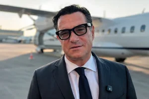 Ο Άδωνις, τα έξυπνα γυαλιά Ray-Ban και οι «παρακολουθήσεις» πολιτών