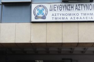 Ένοχοι οι δύο αστυνομικοί για τον ομαδικό βιασμό της 19χρονης στο ΑΤ Ομονοίας