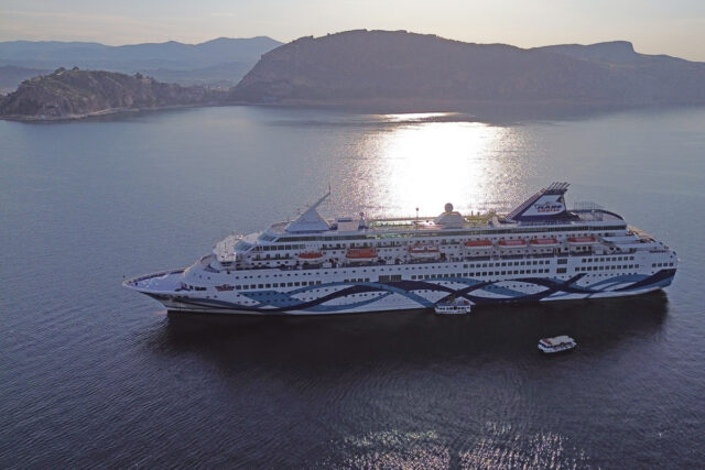 Συγκέντρωση κατά του κρουαζιερόπλοιου Crown Iri στη Σύρο
